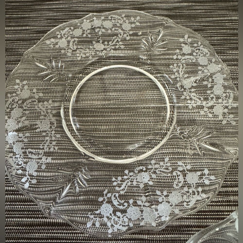 Elegant Clear Glass Dinner Plates - Picture 4 of 7